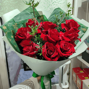 Букет 9 вывернутых роз с зеленью