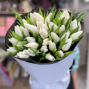 Букет «31 белый тюльпан в оформлении»