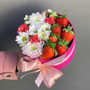 Подарочный набор «Коробочка с клубникой мини» из роз и хризантем