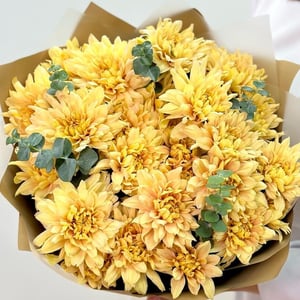 Букет из кустовых кремовых хризантем