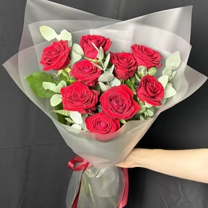 Букет из роз 9шт и эвкалипта