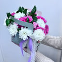 Коробка с цветами «Сборная сумочка» из роз и хризантем