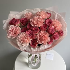 Букет из кустовых роз и гвоздик