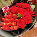 Букет с розами и клубникой вкус и аромат