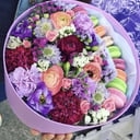 Коробка с цветами «Сюрприз 2» из роз и эустом