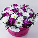 Шляпная коробка с цветами «Букет с орхидеями дендробиум» из хризантем