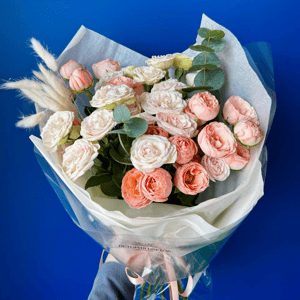 Букет с кустовой розой