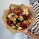 Авторский букет 57 - Для мамы, бабушки из роз и альстромерий