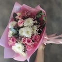 Нежный букет из роз и хризантем