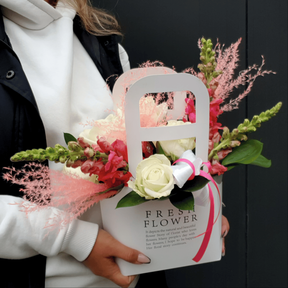 Коробка с цветами «Композиция "Нежный полёт"» из роз