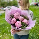 Букет свежих пионов Сара Бернар