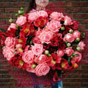 Букет «Клубничный микс.» из роз и альстромерий