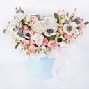 Шляпная коробка с цветами «Нежный трепет» из роз и экзотических цветов