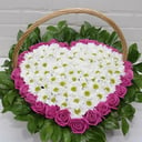 Композиция «29 роз с хризантемами в виде сердца»