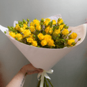 Букет из кустовых ярко желтых роз