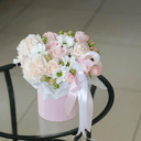 Шляпная коробка с цветами «Цветы в коробке-комплимент» из роз и хризантем