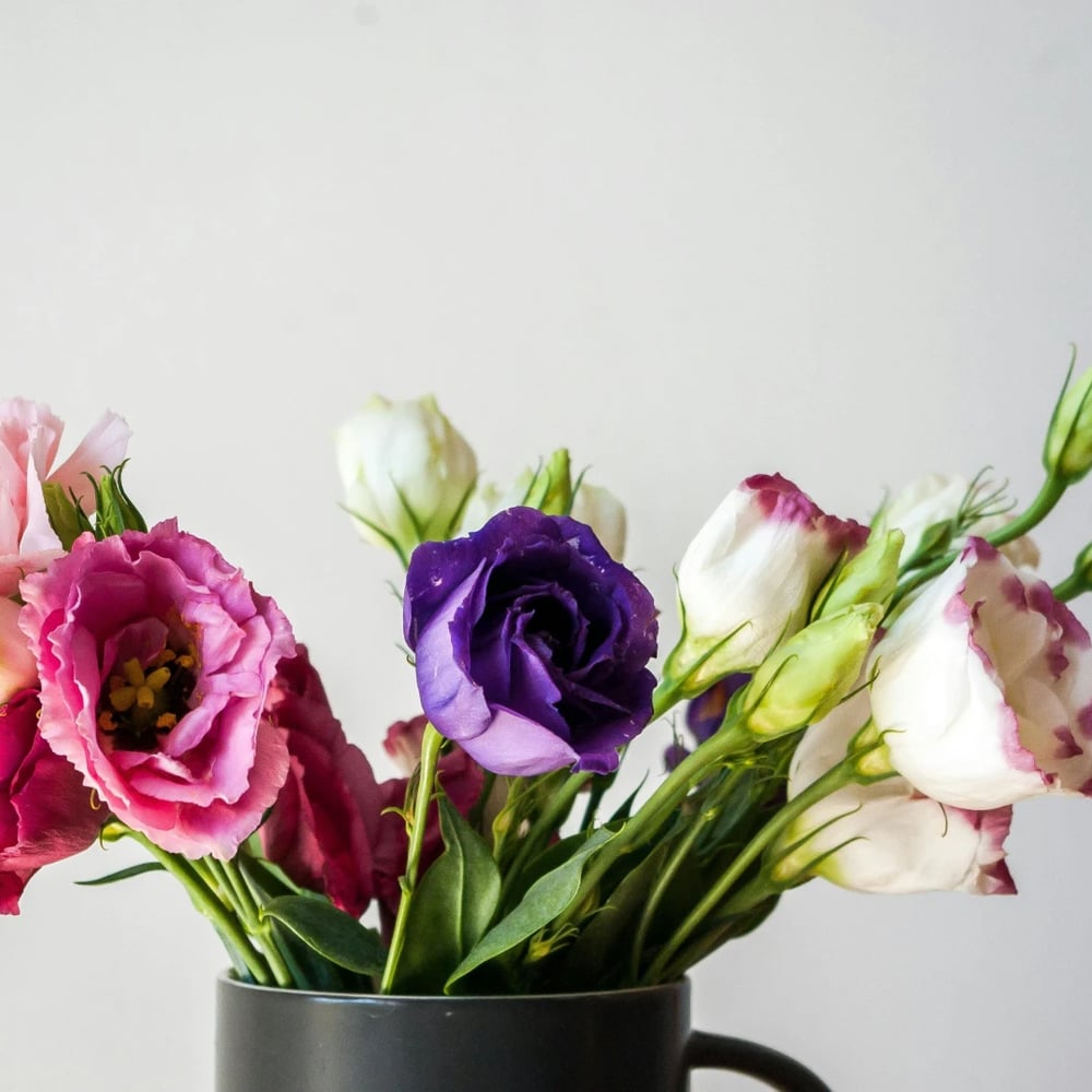 Eleganter Blumenstrauß zum Frauentag mit Rosen, Lisianthus und frischen Frühlingsblumen