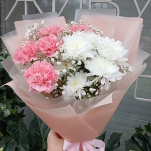 Букет «Комплимент» из гвоздик и гипсофил