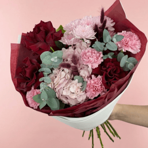 Букет с гортензией, розой и гвоздикой