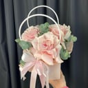 Коробка с цветами «Нежная сумка кружевных роз и эвкалипта»