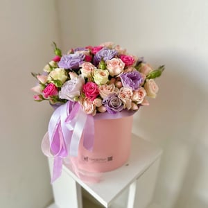 Шляпная коробка с цветами «Композиция с кустовой розой и эустомой»