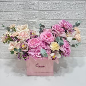 Коробка с цветами «Грациозная Гармония» из роз и гвоздик