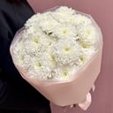 Букет «Белые хризантемы в розовом»