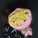 Букет «Шикарные желтые кустовые розы в нежном о»