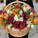 Корзина с цветами «Яркая жизнь» из альстромерий
