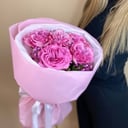 Букет пионовидных роз из гипсофил