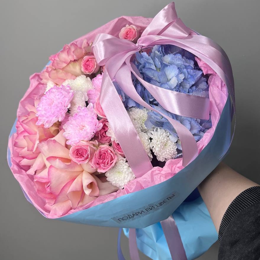 Авторский букет с гортензией из роз и хризантем