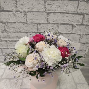 Шляпная коробка с цветами «Тёплая весна» из роз