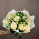 Букет «15 белых роз с альстромериями»