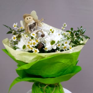 Букет «Летний дар» из хризантем и ромашек