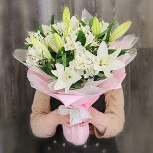 Букет из белой лилии с альстромерией