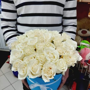 Шляпная коробка с цветами «Скоро лето» из роз