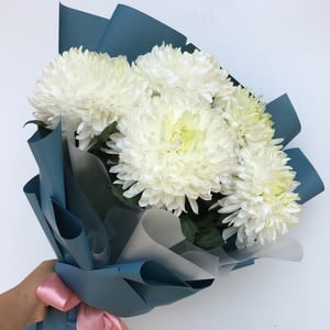 Букет из белых одноголовых хризантем