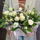 Коробка с цветами «Цветочная композиция в сумочке» из роз и эустом