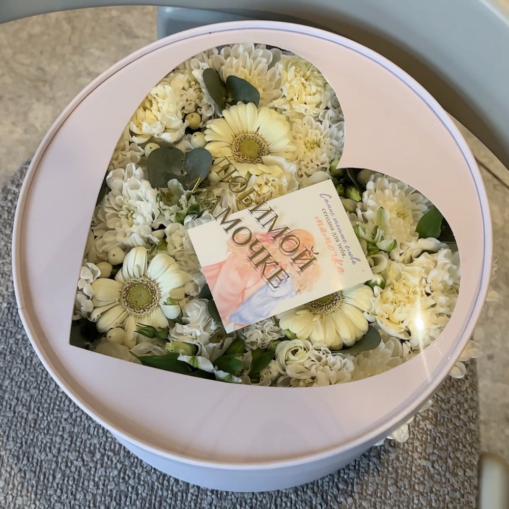 Коробка с цветами «Любимой мамочке» из гербер и эустом