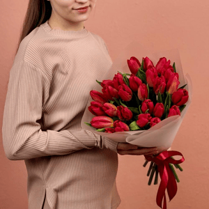 Букет «Алая страсть» из тюльпанов