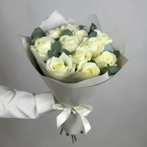 Букет «Роза белая "Аваланш" 11 шт с эвкаиптом»