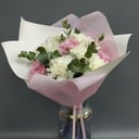 Букет «Нежные диантусы с эвкалиптом» из гвоздик