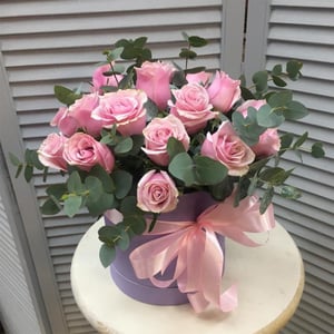 Шляпная коробка с цветами «Розы в коробке "Скучаю!"»