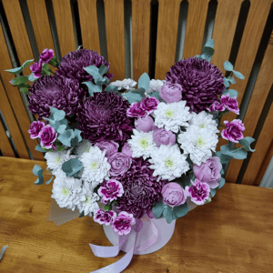 Шляпная коробка с цветами «5 хризантем и пионовидные розы»