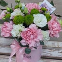 Шляпная коробка с цветами «Моей зайке» из гвоздик и эустом