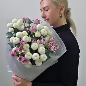 Букет из хризантемы и кустовой розы