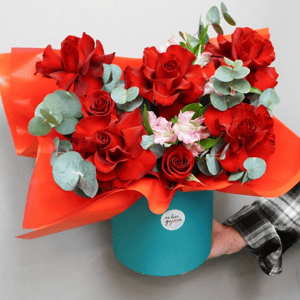 Шляпная коробка с цветами «Композиция из французских красных роз» из альстромерий