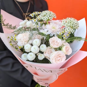 Букет «Воздушный поцелуй» из хризантем и ромашек