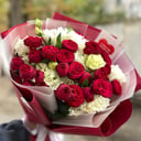 Букет «В самое сердце» из роз и эустом