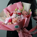 Букет с Рафаэлло из эустом и роз